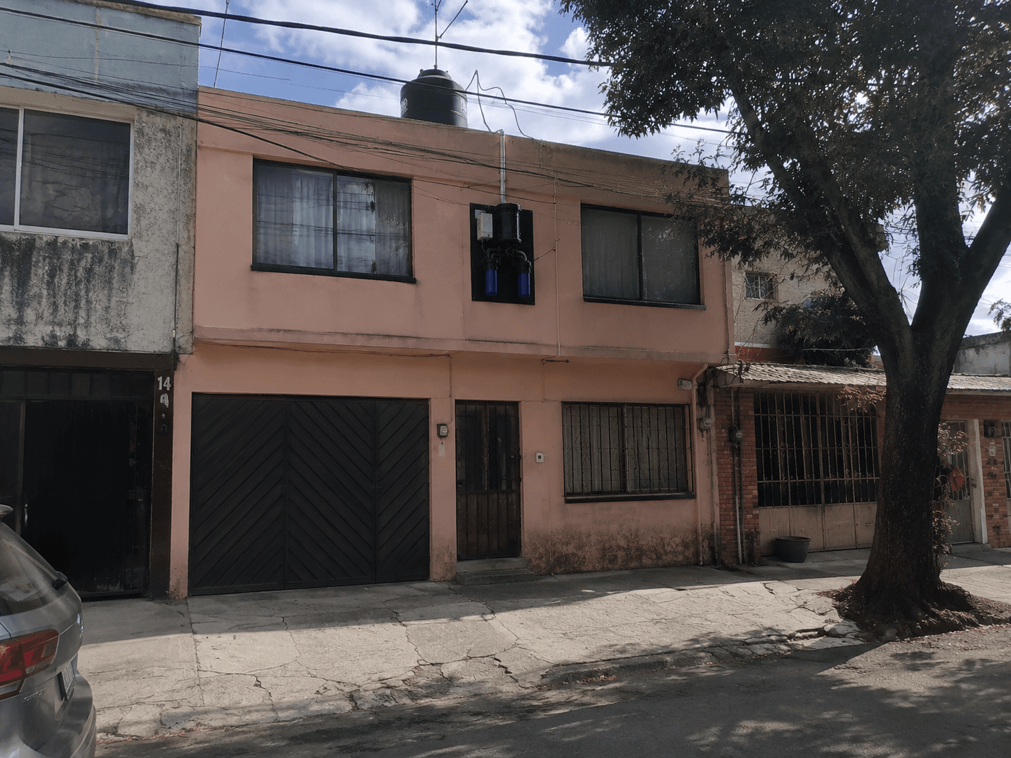 Fachada de una casa en Gustavo A. Madero, CDMX, donde se instaló el sistema de captación ¡HayAgua!.